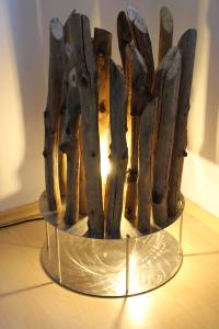 Holzlampe mit Metalluntergrund